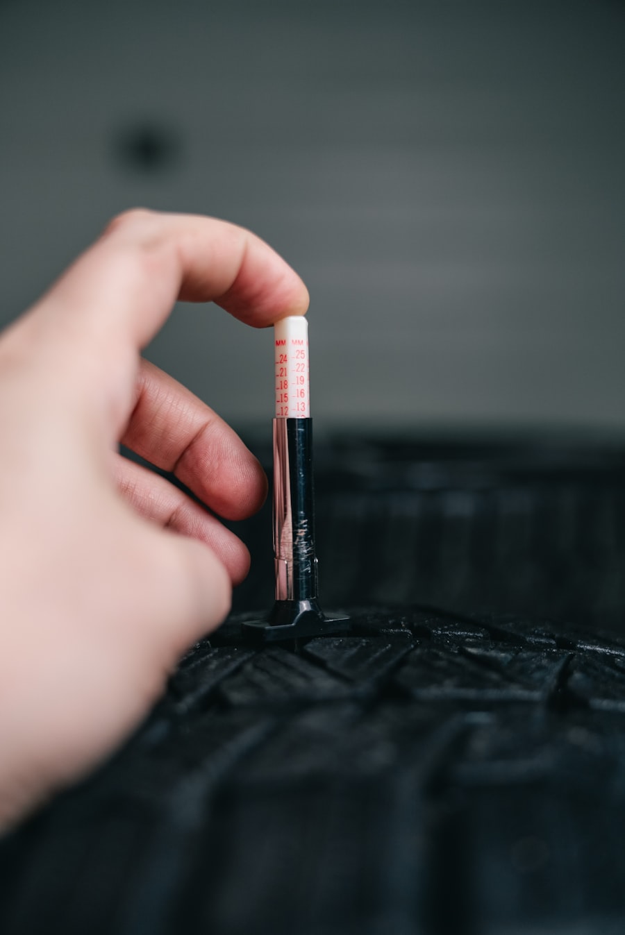 Diş derinliği ölçer ile lastik ölçümü